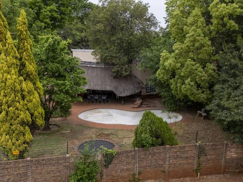 SPACIOUS FAMILY HOME WITH BONUS BACHELOR FLAT - Photo 8