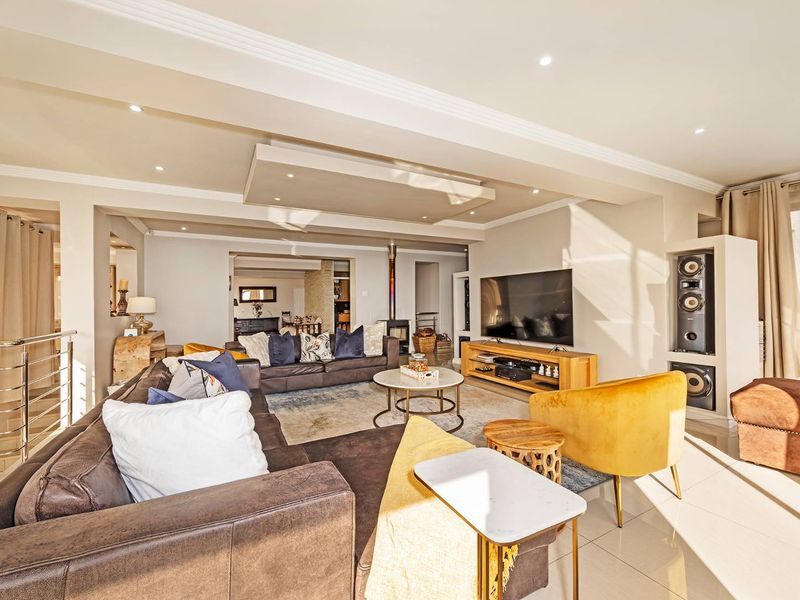 Exquisite Family Home with Table Mountain Views – Entertainer's Dream - Photo 10