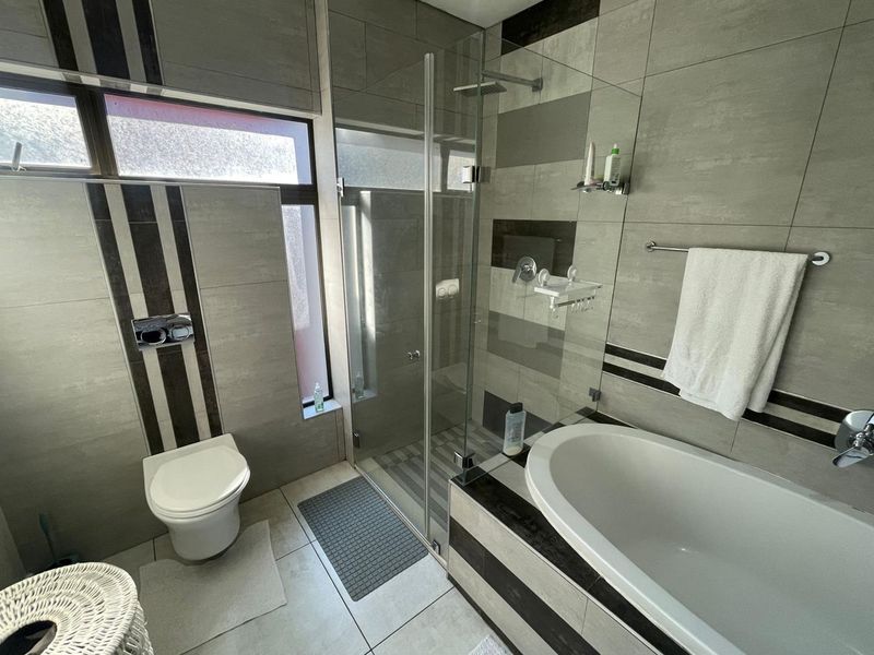 Elegant 3-Bedroom Family Home in the Heart of Craigavon, Sandton - Photo 10