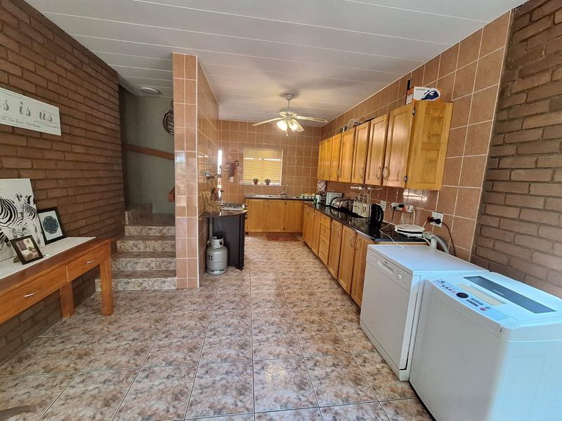 Spacious 4-bed Oasis with Stunning Mountain Views - Photo 10