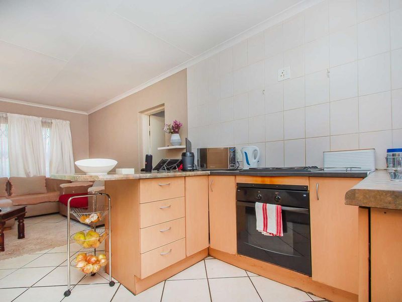 Low Maintenance,Spacious ,Priced to Sell. - Photo 5