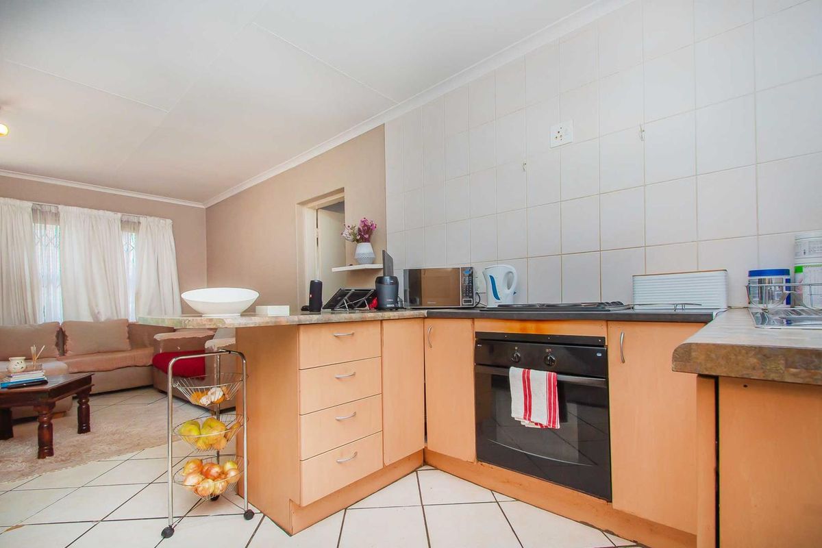 Low Maintenance,Spacious ,Priced to Sell. - Photo 5