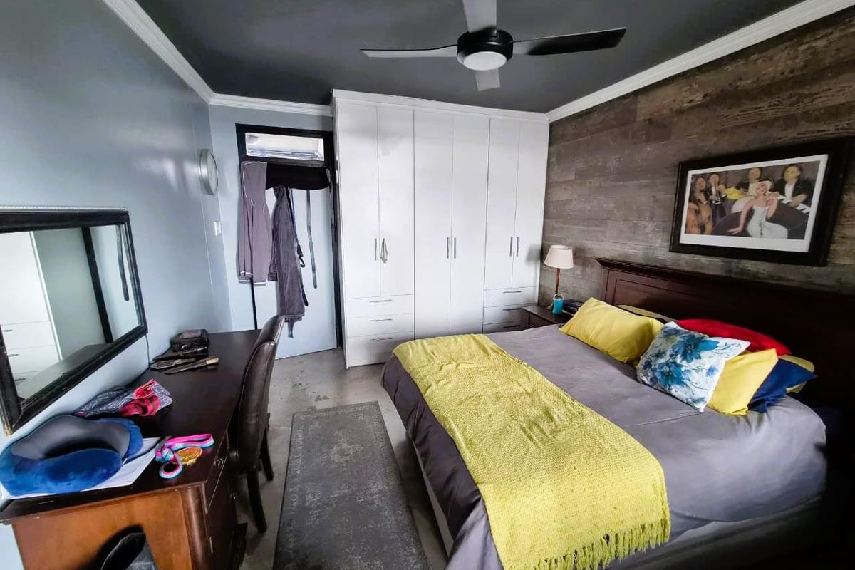 Bright, Modern & Perfectly Positioned - Photo 4