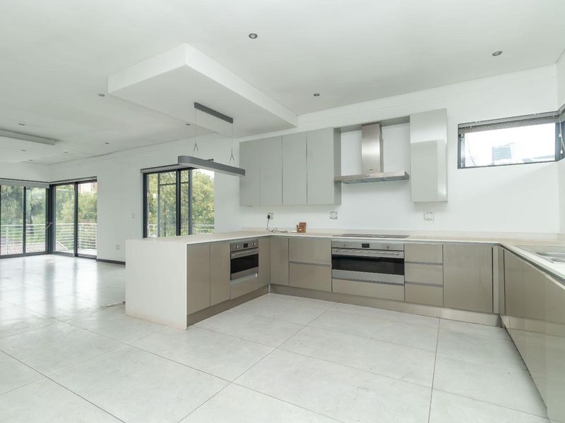 Luxurious Penthouse with Stunning Views and Modern Amenities - Photo 4