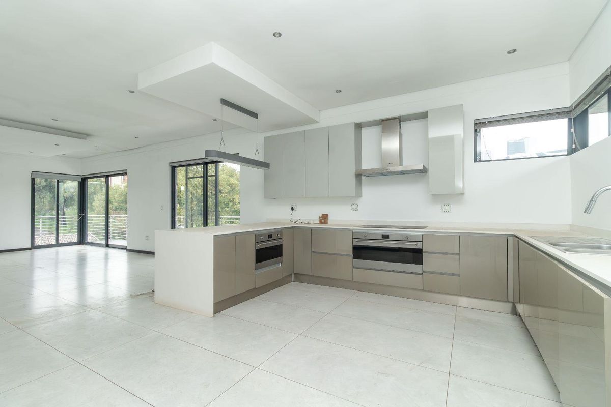 Luxurious Penthouse with Stunning Views and Modern Amenities - Photo 4