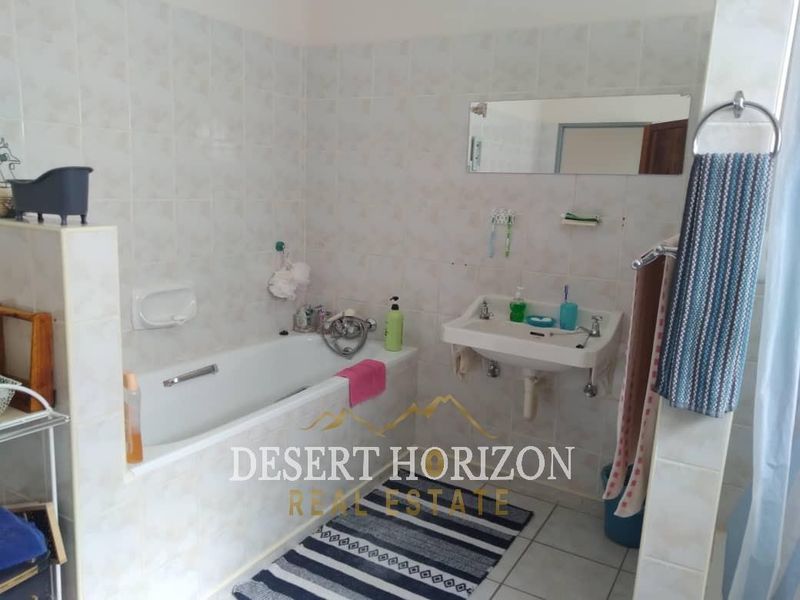 Keetmanshoop | Spacious Family Home with 2-Bedroom Flat - Photo 10