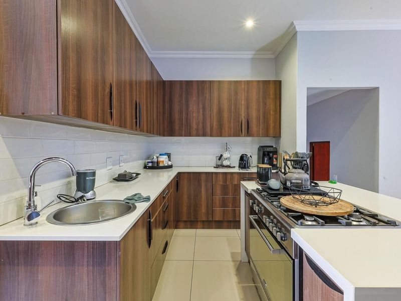 Charming Family Home: Newly Renovated 3-Bedroom - Photo 6