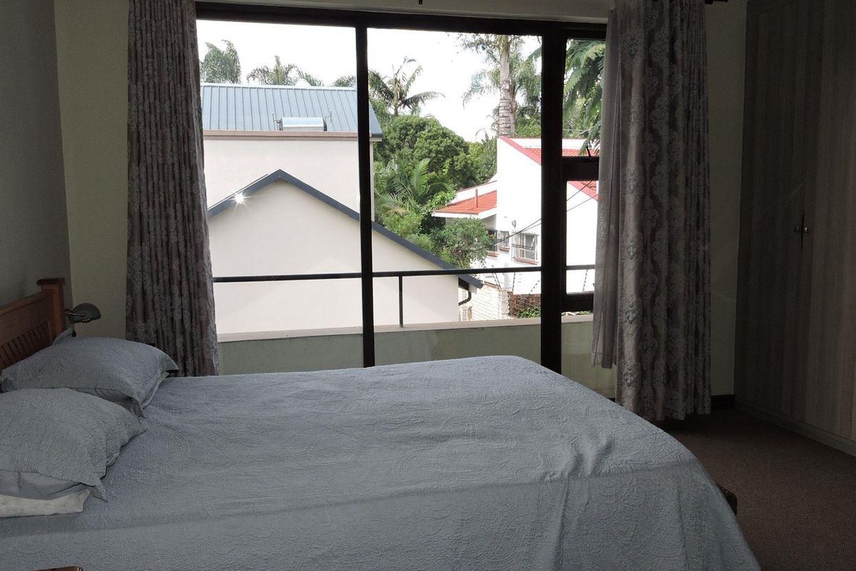 Charming 3-Bedroom Home within secure villas estate - Photo 5