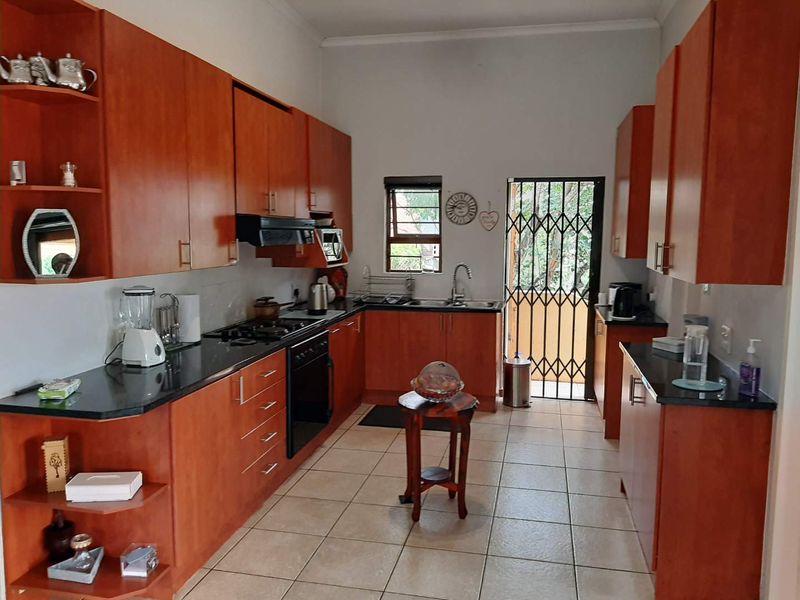 3 Bedroom Townhouse at Oakdene R1 350 000.00 - Photo 6