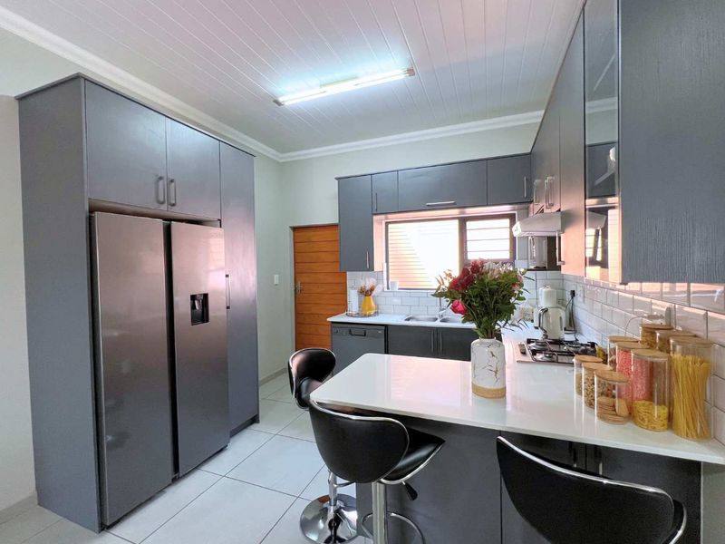 Two bedroom home in secure Estate - Photo 8