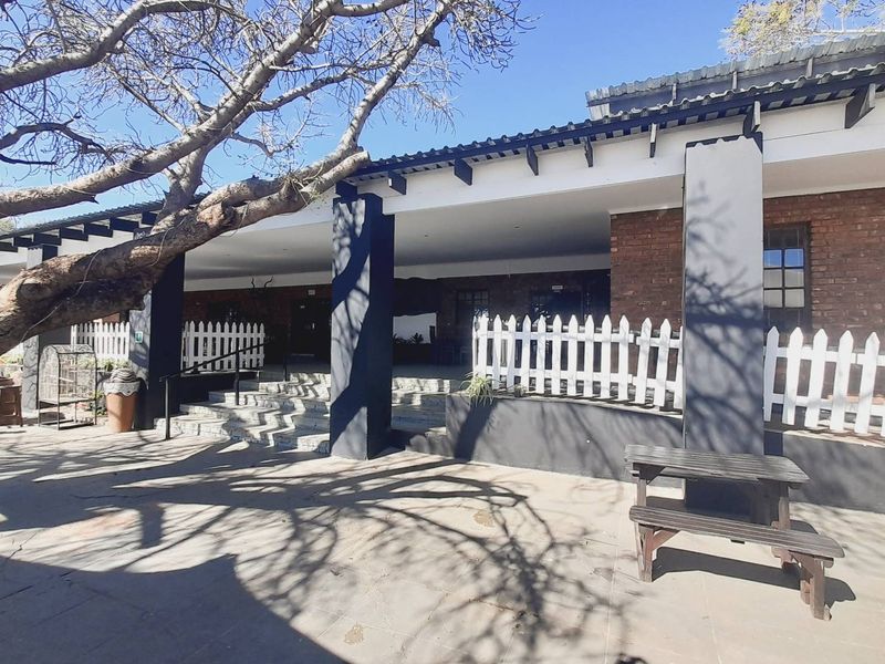 "Diverse Business Haven: Restaurant, Shops, Flats & Event Spaces!" - Photo 2