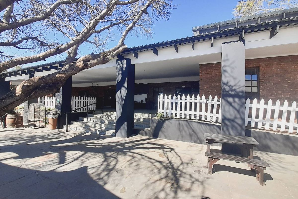 "Diverse Business Haven: Restaurant, Shops, Flats & Event Spaces!" - Photo 2