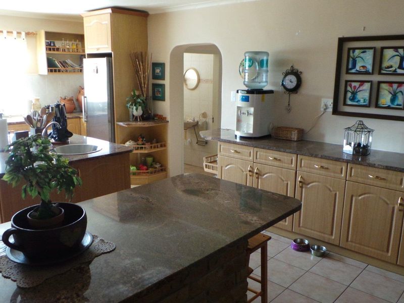 A True spacious low maintenance Family home close to schools perfect for the large family! - Photo 3