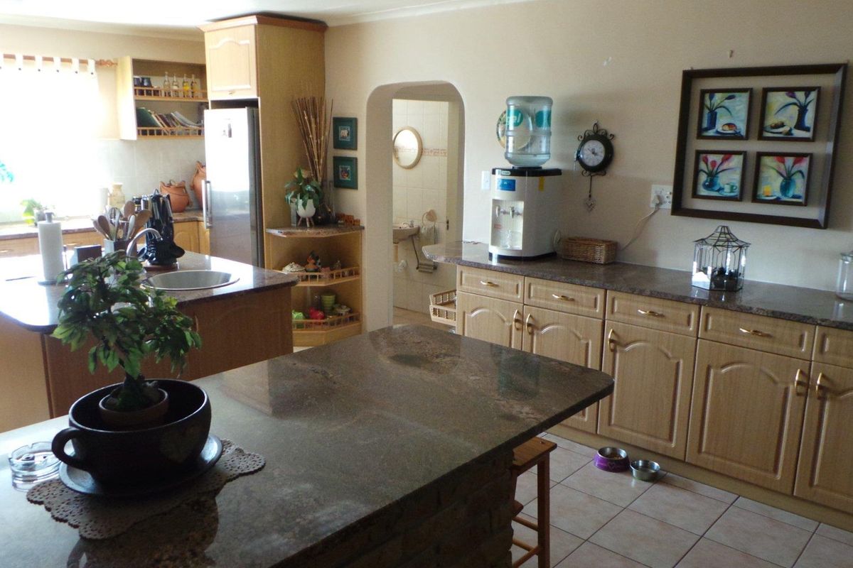 A True spacious low maintenance Family home close to schools perfect for the large family! - Photo 3