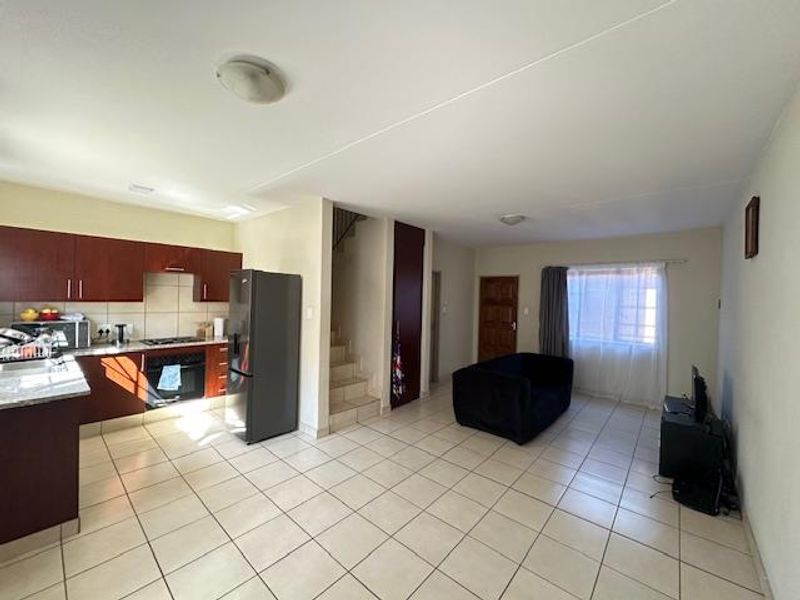 Spacious 3-Bedroom Duplex Townhouse in Annlin - Photo 4