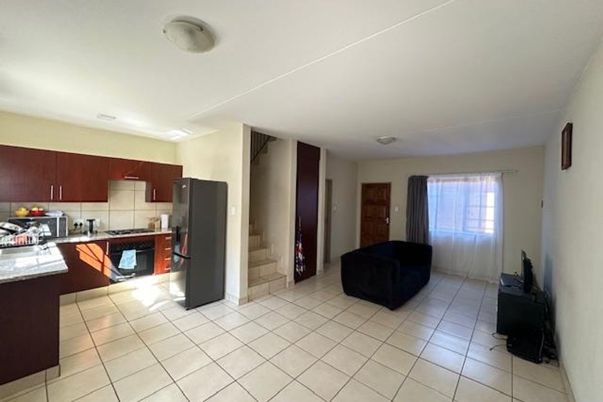 Spacious 3-Bedroom Duplex Townhouse in Annlin - Photo 4