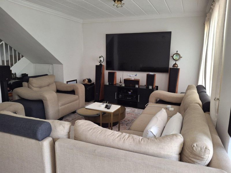 A BEAUTIFUL THREE BEDROOM TOWNHOUSE - Photo 8