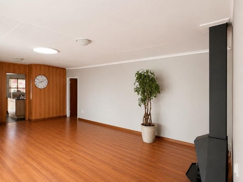 Modern Lock-Up-and-Go with Spacious Living & Stylish Finishes In Moreleta Park For Sale - Photo 7