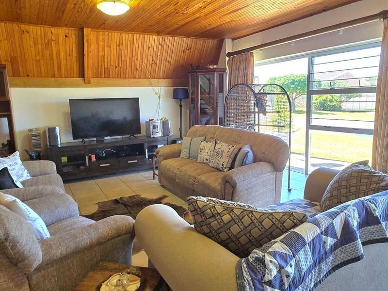 Spacious Coastal Dual Living Home with Distant Sea Views in Franskraal - Photo 10