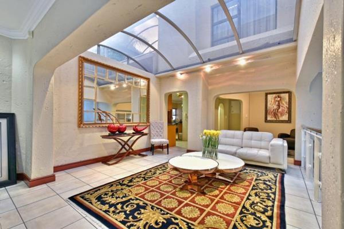 A Hillside Masterpiece with Panoramic Views & Unrivalled Entertaining - Photo 5