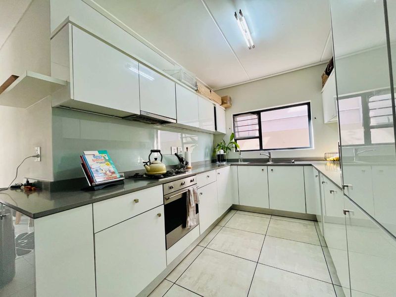 Modern 3 bedroom ground floor apartment for sale at The Polofields, Waterfalll - Photo 9