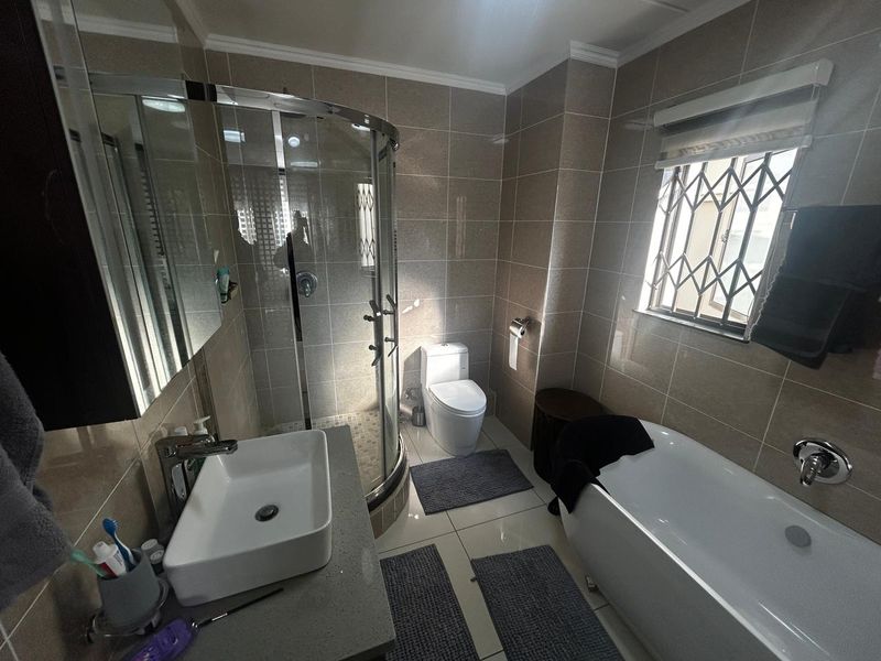 Where luxury meets comfort and security in the heart of Midrand. - Photo 8