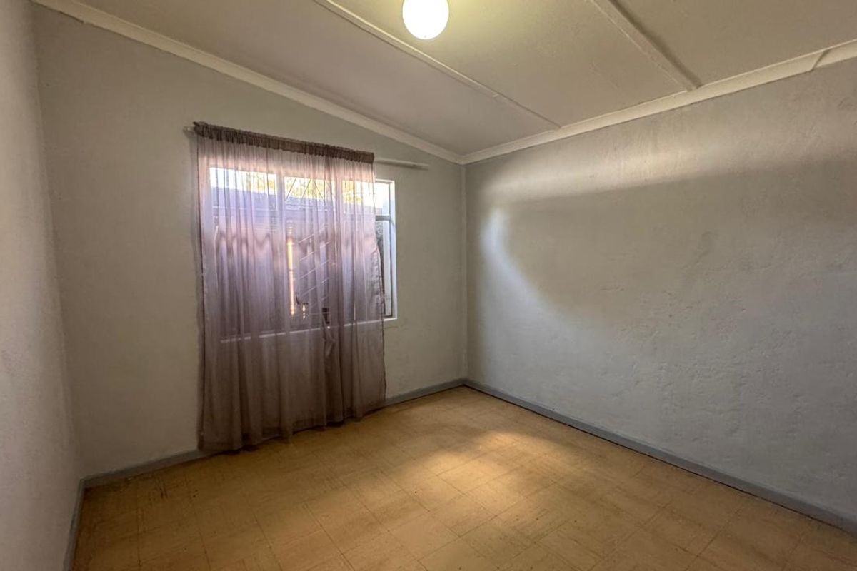 Charming 3-Bedroom Home with Expansive Outdoor Space in Beaconsfield - Photo 4