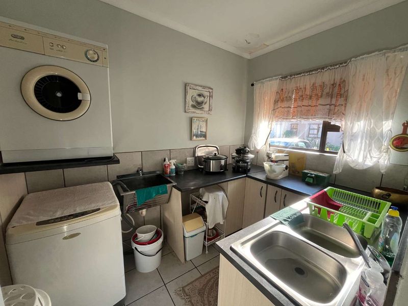 Immaculate 3-bedroom townhouse just outside Upington - Photo 8