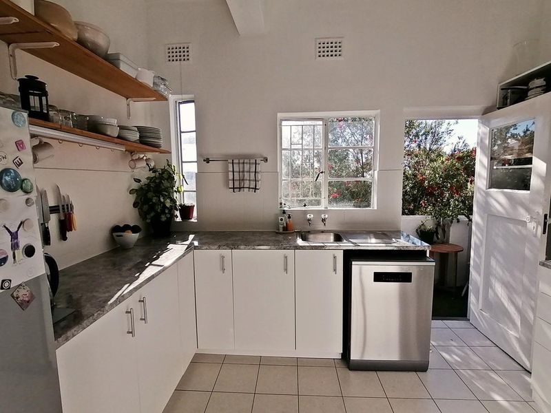 Secure 2 Bedroom Apartment in Art Deco Block in Gardens - Photo 2
