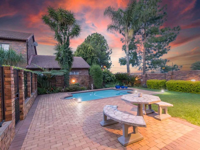 AN OASIS TO CALL HOME FOR THE LARGE FAMILY - Photo 3