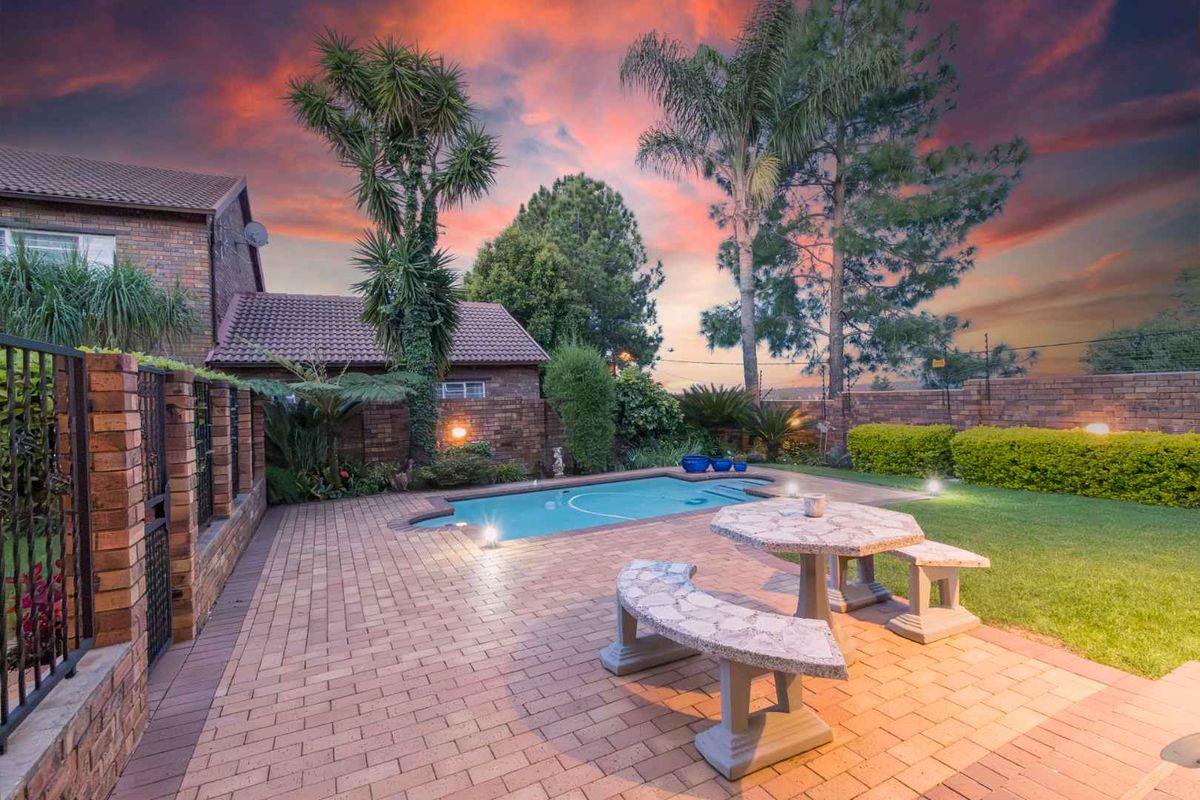 AN OASIS TO CALL HOME FOR THE LARGE FAMILY - Photo 3