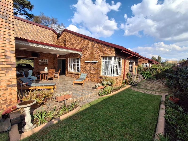 Spacious 3-Bedroom unit with garden and double garage - Photo 1
