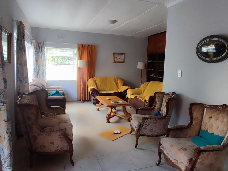 Spacious home on shared property with occupied garden cottage - Photo 8