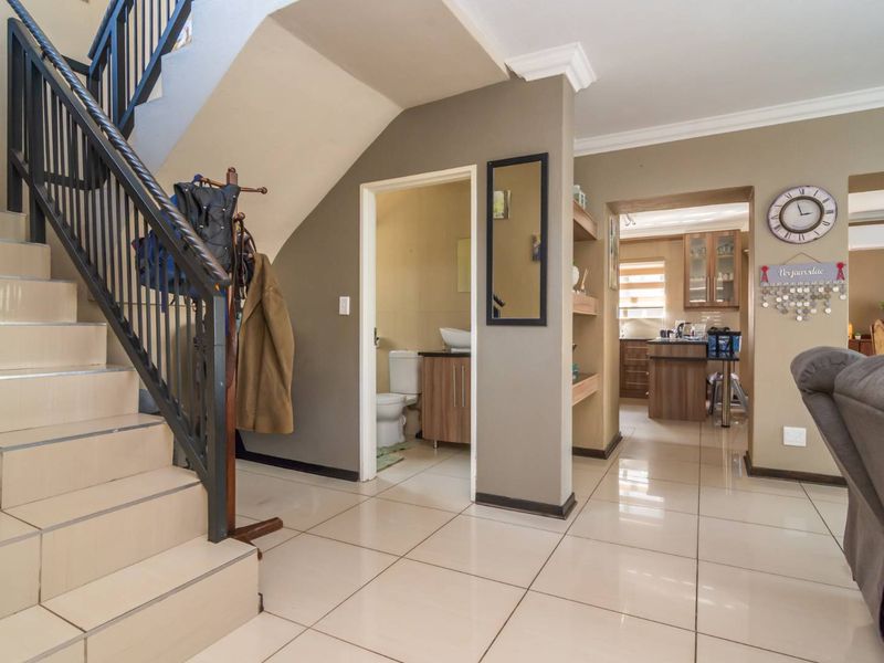 Beautiful family home awaits you - Photo 3