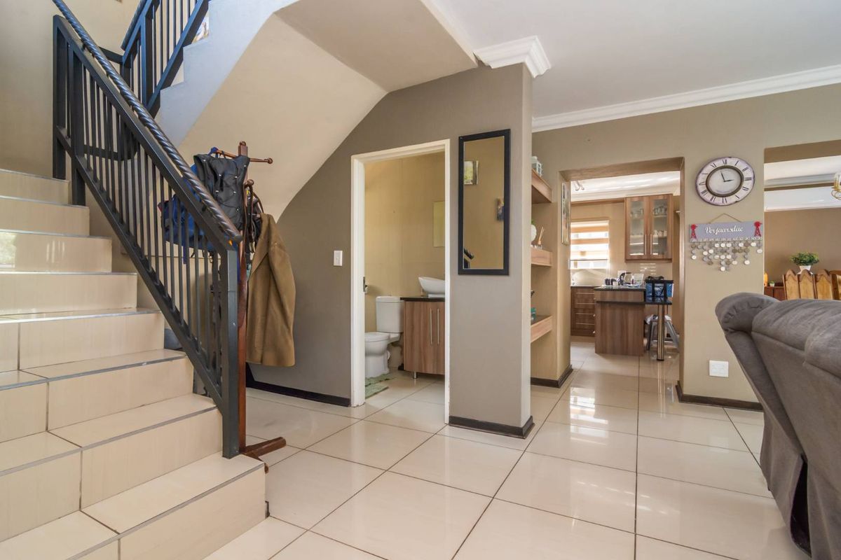 Beautiful family home awaits you - Photo 3