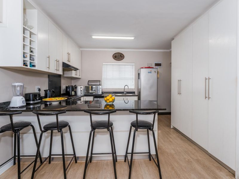BRIGHT, SPACIOUS, MODERN AND CONVENIENT - Photo 5