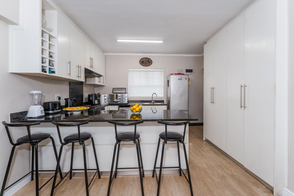 BRIGHT, SPACIOUS, MODERN AND CONVENIENT - Photo 5