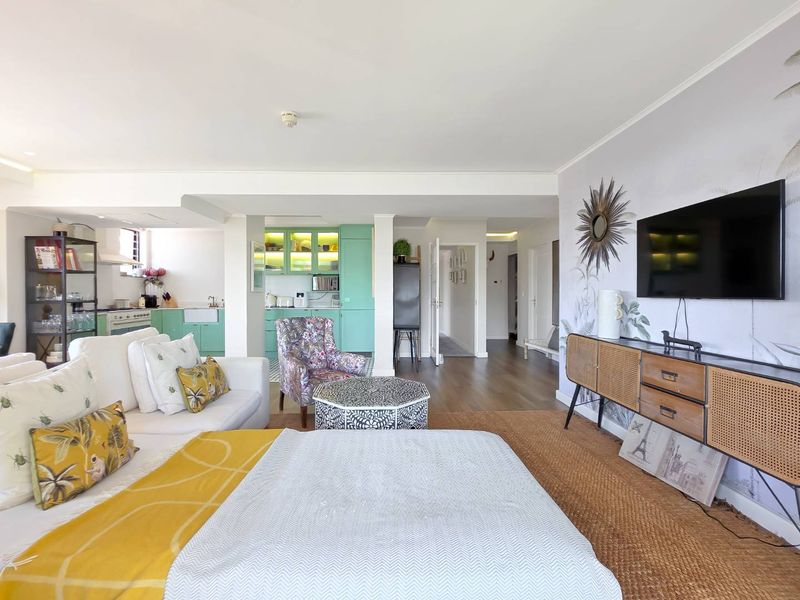 Beautifully designed and curated home in the heart of Fresnaye - Photo 6