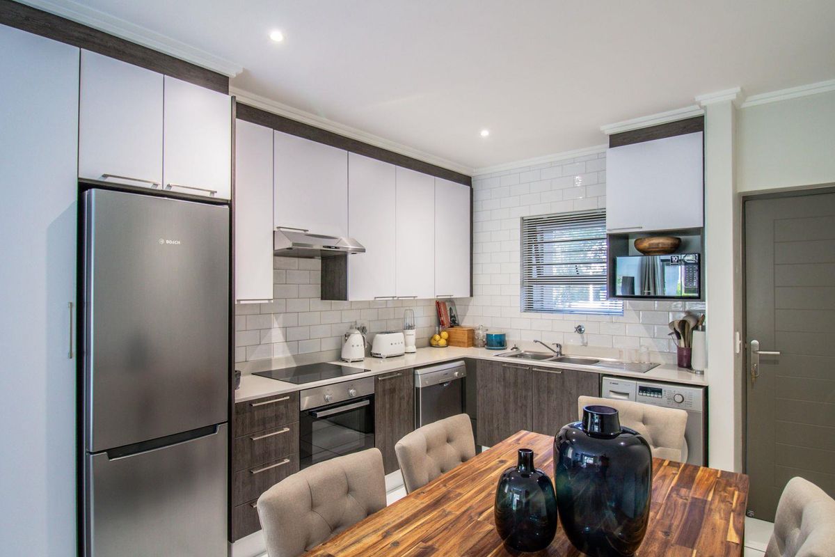 Gorgeous 2 Bed 1 Bath Garden Apartment For Sale in Lonehill - Photo 2