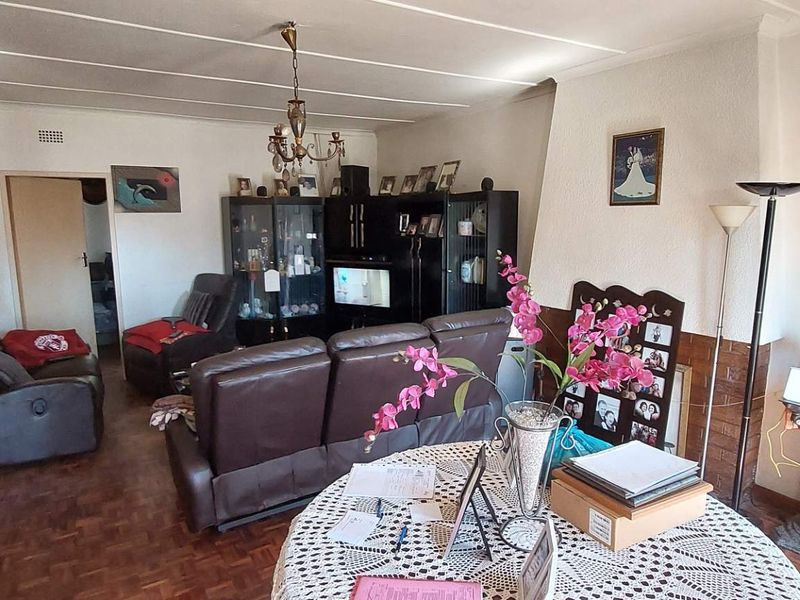 Charming Old-Style Home Space and Comfort. - Photo 5