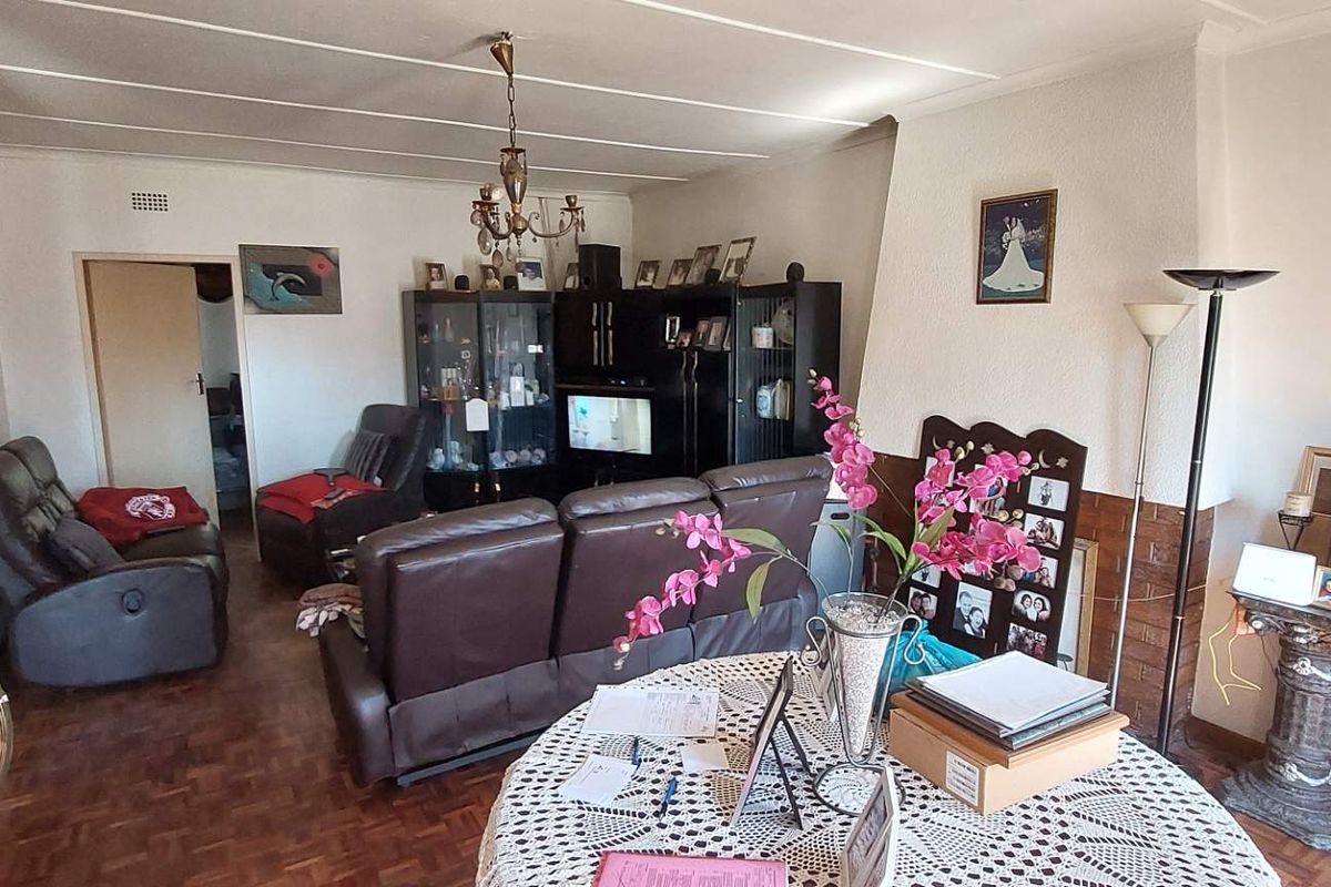 Charming Old-Style Home Space and Comfort. - Photo 5