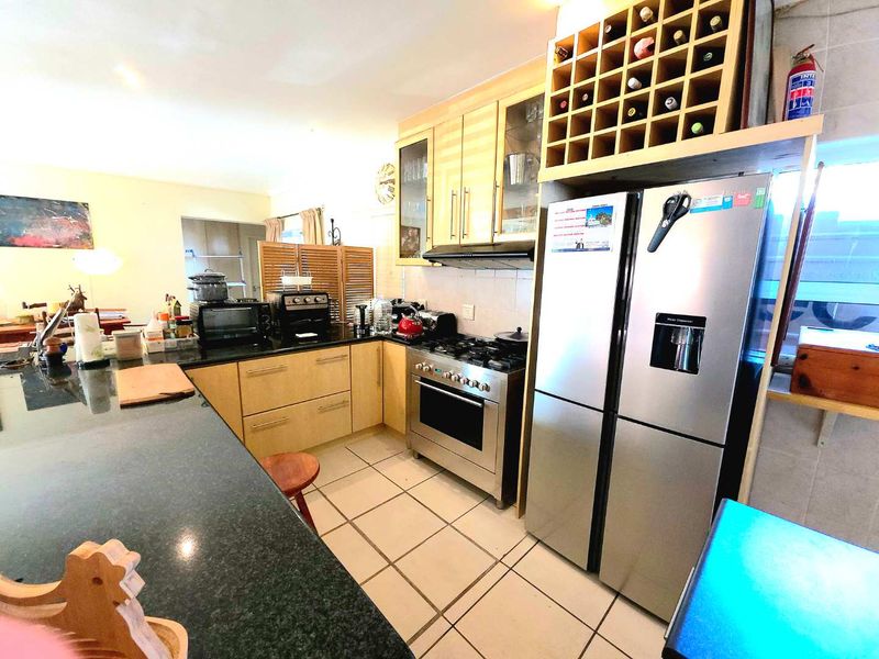 Stylish Family Living in the Heart of Parklands. - Photo 9