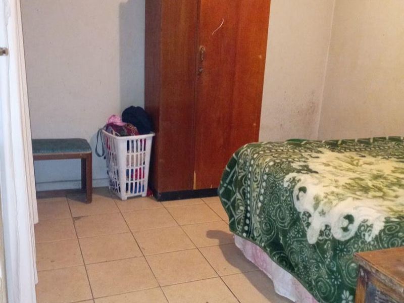 Three-bedroom Home with mountain views and flatlet potential - Photo 6