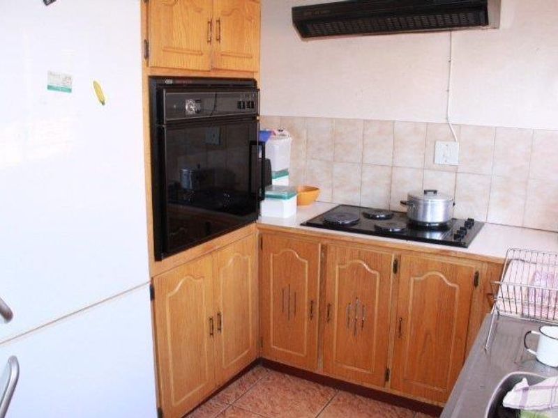 Endless Possibilities: 3-Bed Home & 7 Rental Units! - Photo 2