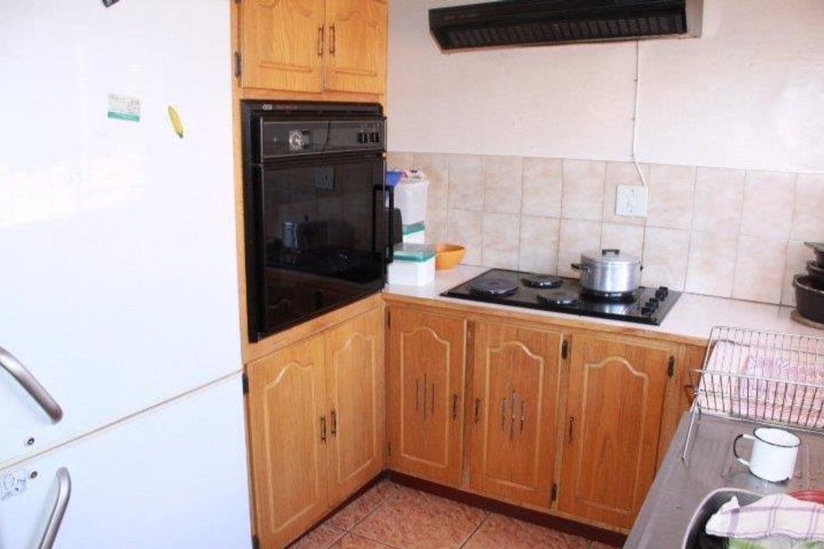 Endless Possibilities: 3-Bed Home & 7 Rental Units! - Photo 2