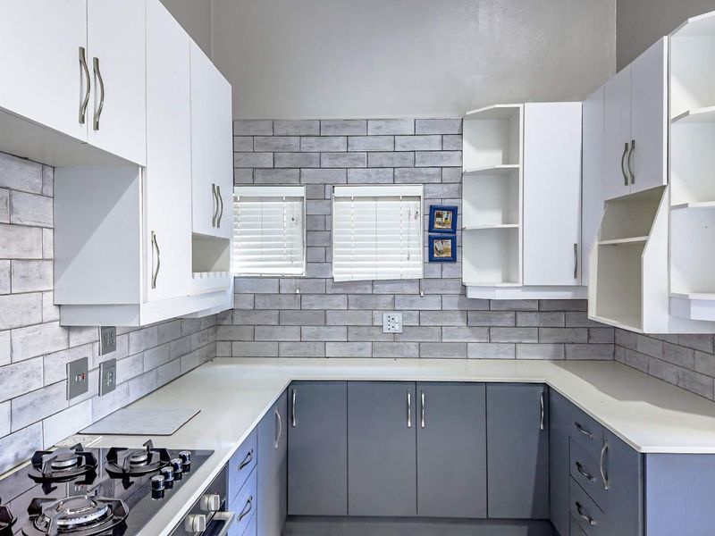 "Dive Into Comfort: Stunning Poolside Sanctuary with Granny Flat!" - Photo 9