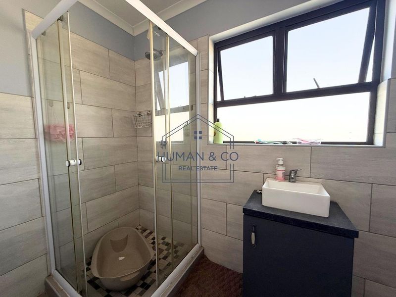 Modern 4 Bedroom Home in Narraville - Photo 8