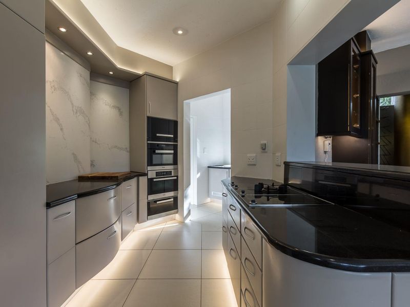 MODERN CONTEMPORARY HOME WITH COTTAGE - Photo 7