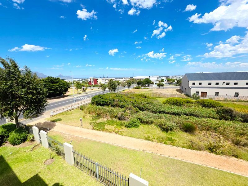 Contemporary Living with Table Mountain Views. - Photo 3