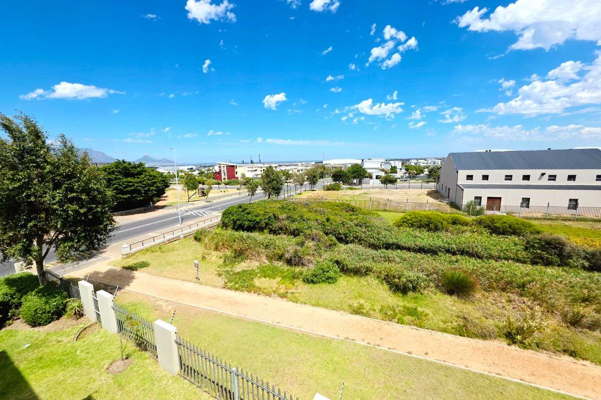 Contemporary Living with Table Mountain Views. - Photo 3
